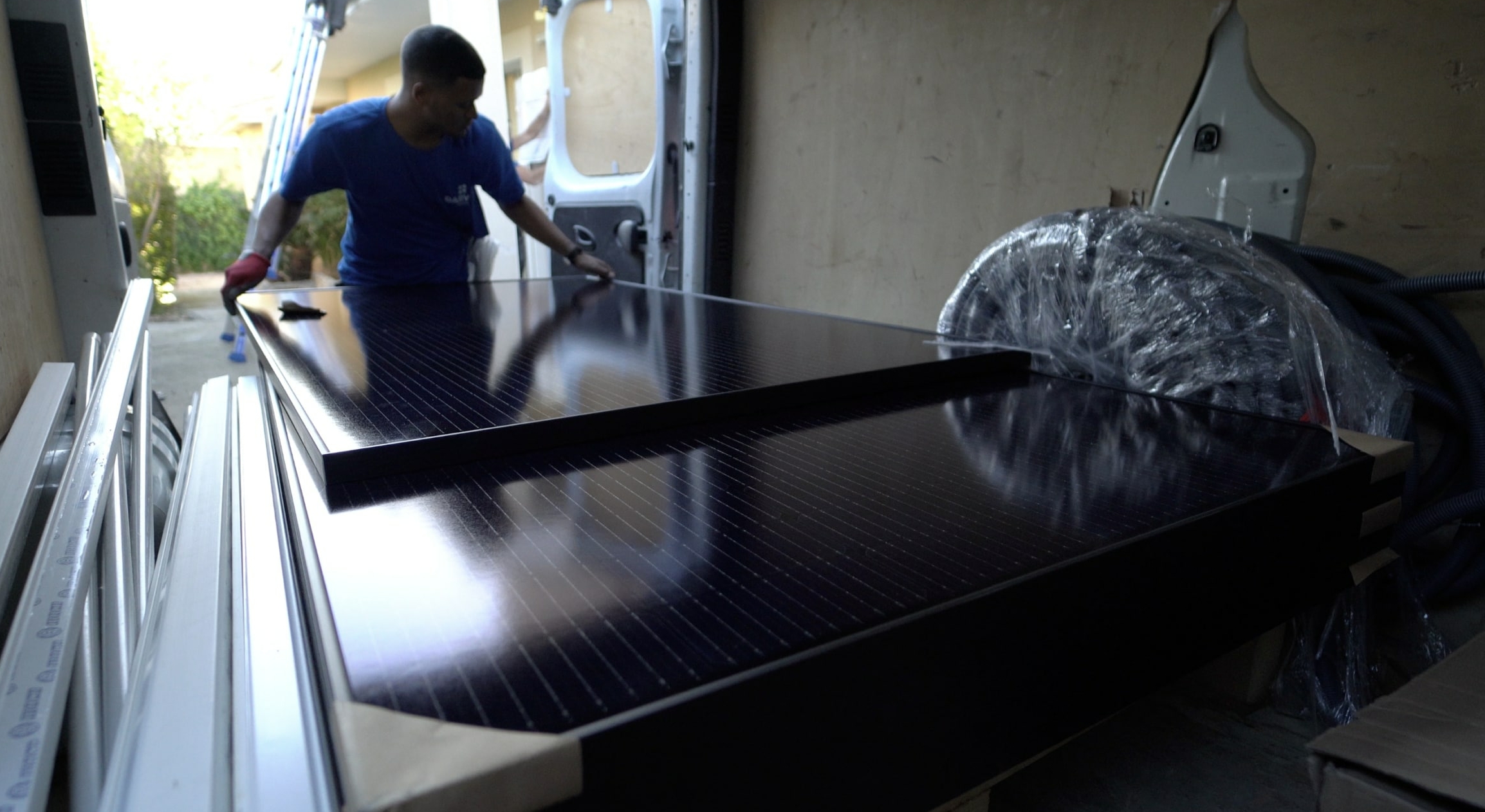 Salarié Darver qui manipule un panneaux photovoltaïque